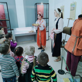 С Днем работника культуры сотрудников музея поздравили воспитанники детского сада «Радуга»!